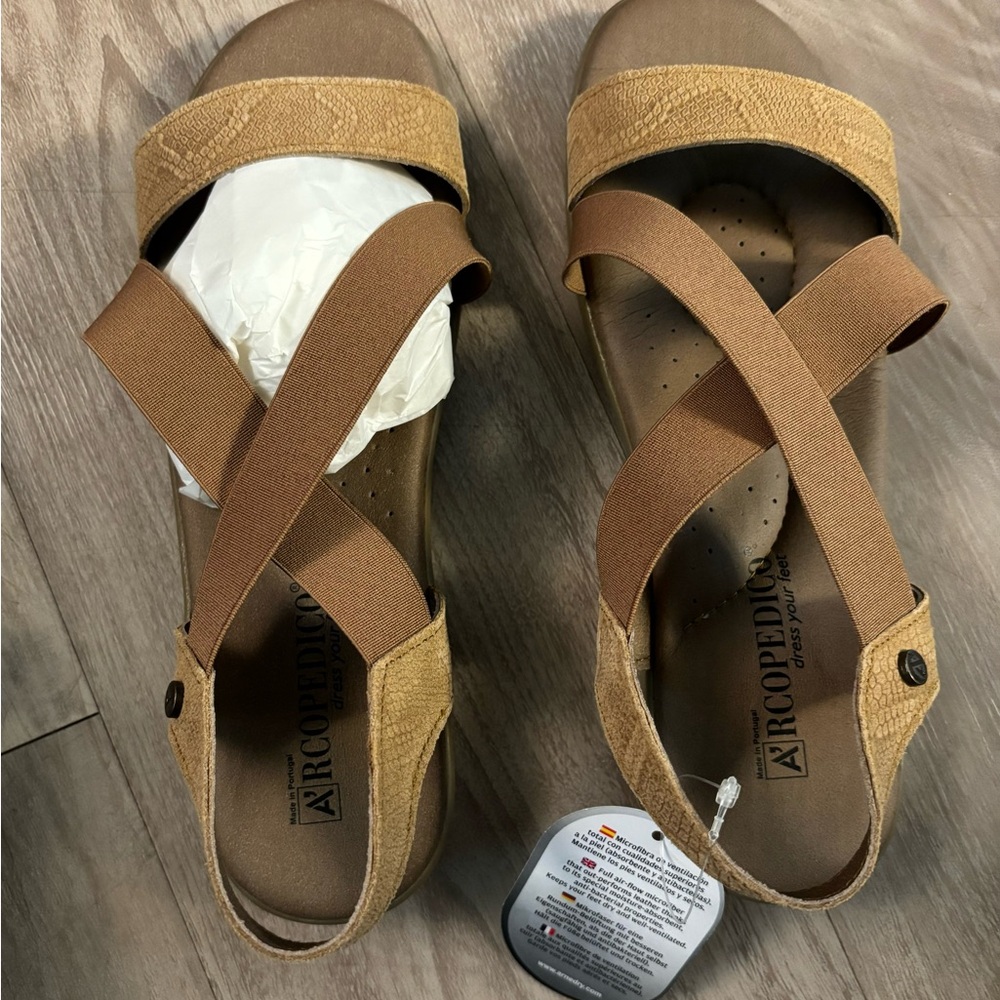 Sandals size 39 or 8.5  NEW in box